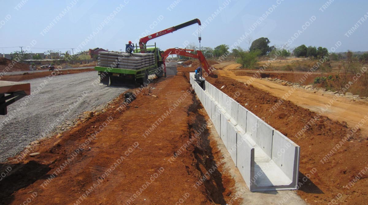 proyek saluran drainase dengan menggunakan uditch